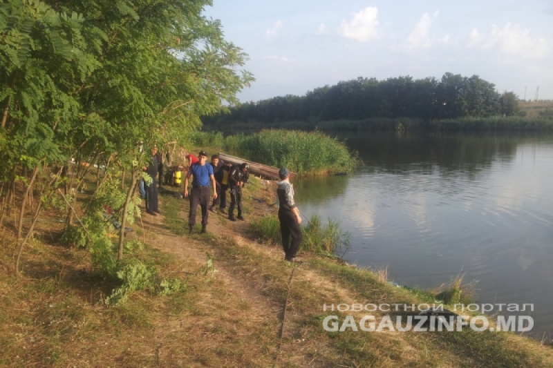 O familie a ajuns cu maşina într-un lac din Comrat. Băiatul de 8 ani s-a înecat