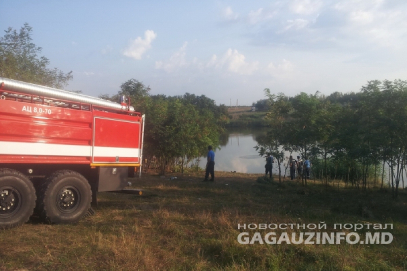 O familie a ajuns cu maşina într-un lac din Comrat. Băiatul de 8 ani s-a înecat