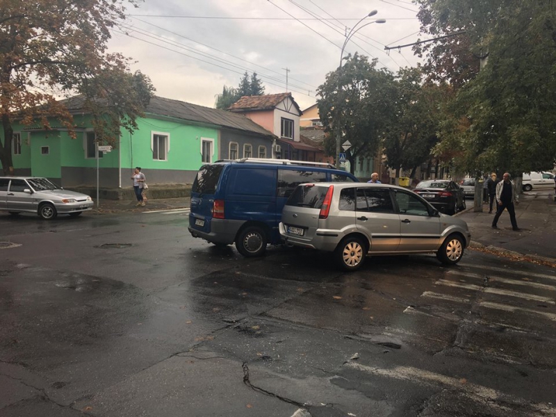 Accident în lanţ: Trei automobile s-au accidentat. O persoană, traumată