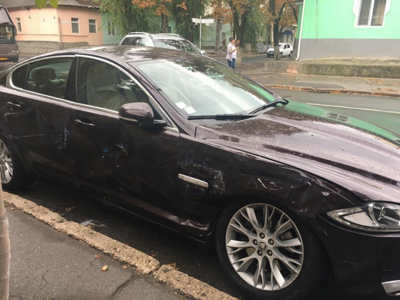 Accident în lanţ: Trei automobile s-au accidentat. O persoană, traumată