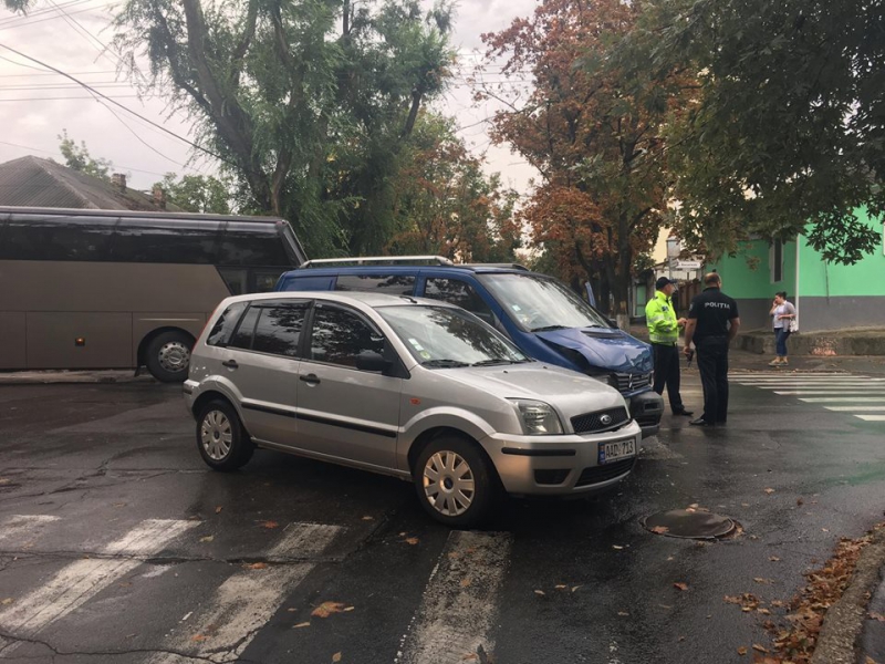 Accident în lanţ: Trei automobile s-au accidentat. O persoană, traumată