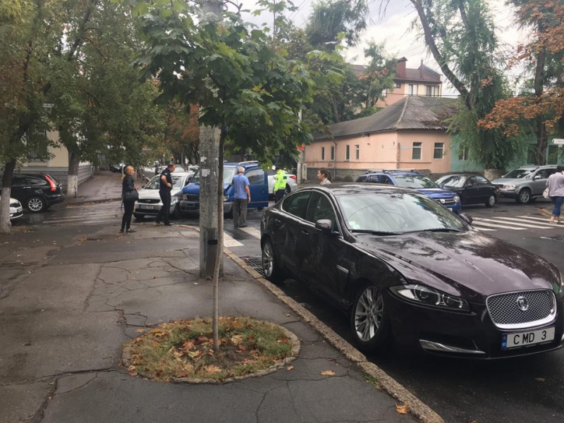 Accident în lanţ: Trei automobile s-au accidentat. O persoană, traumată