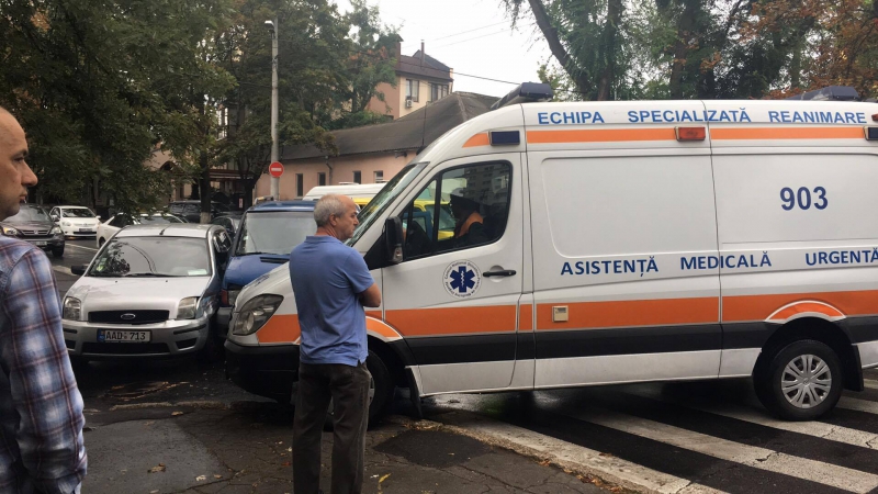 Accident în lanţ: Trei automobile s-au accidentat. O persoană, traumată