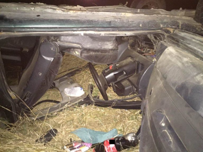 Un tânăr de 31 de ani a murit, iar alți doi sunt grav răniți, după ce o mașină s-a răsturnat