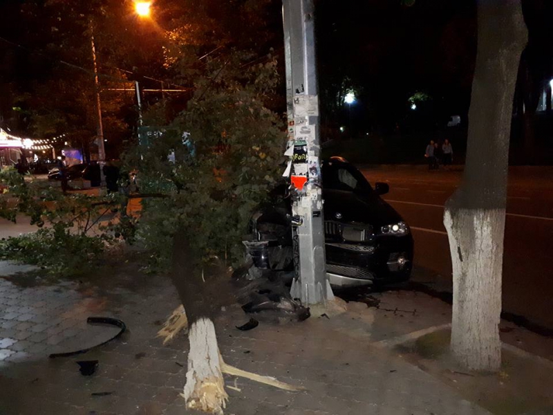 Un BMW a intrat într-un copac pe strada Pușkin din Capitală