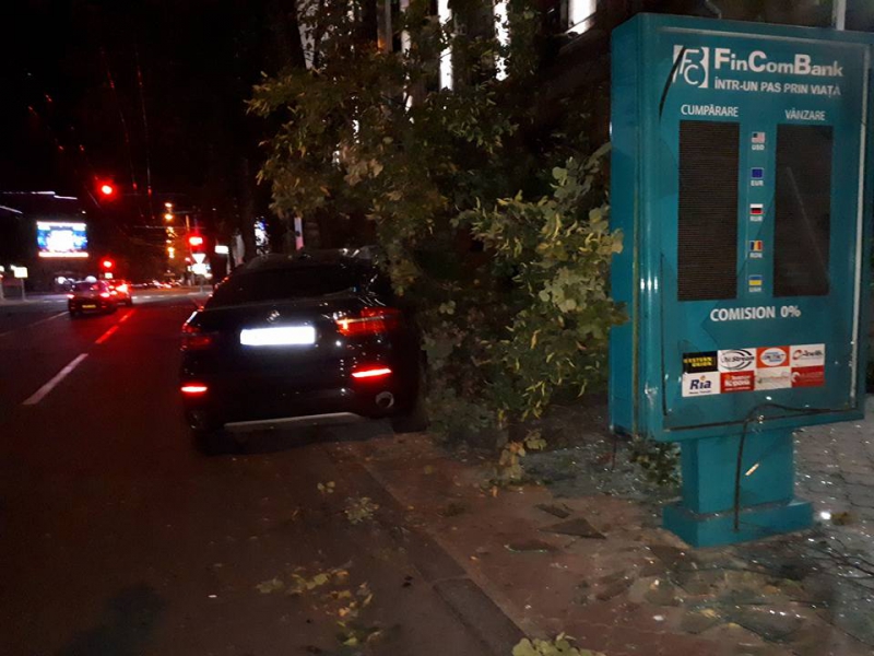 Un BMW a intrat într-un copac pe strada Pușkin din Capitală