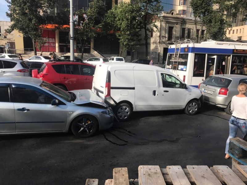 Domino în trafic: Trei mașini, implicate într-un accident pe Ștefan cel Mare