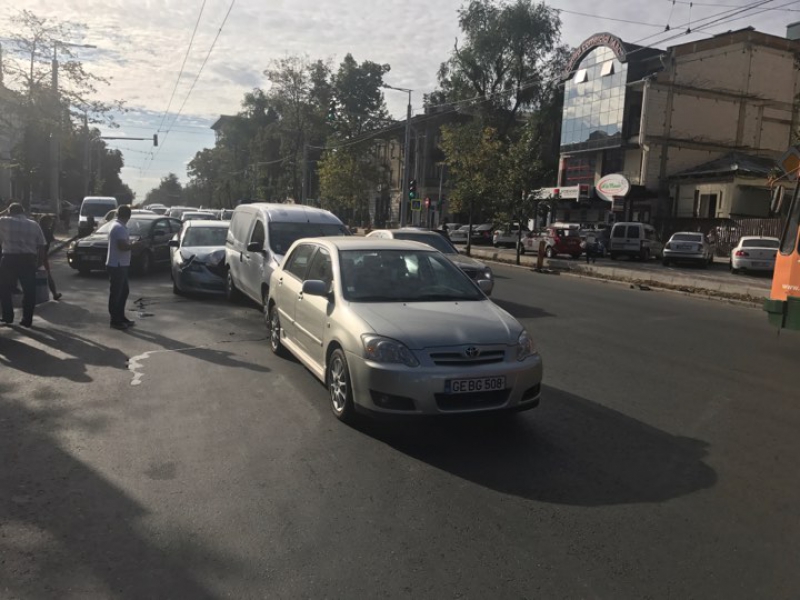 Domino în trafic: Trei mașini, implicate într-un accident pe Ștefan cel Mare
