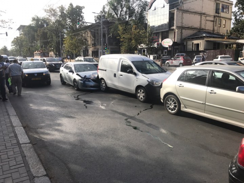 Domino în trafic: Trei mașini, implicate într-un accident pe Ștefan cel Mare
