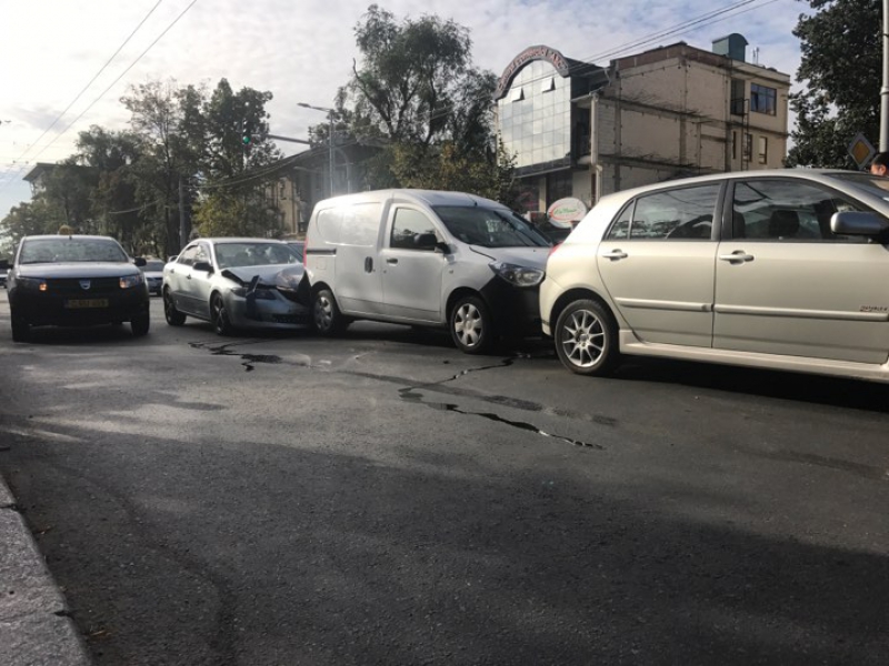 Domino în trafic: Trei mașini, implicate într-un accident pe Ștefan cel Mare