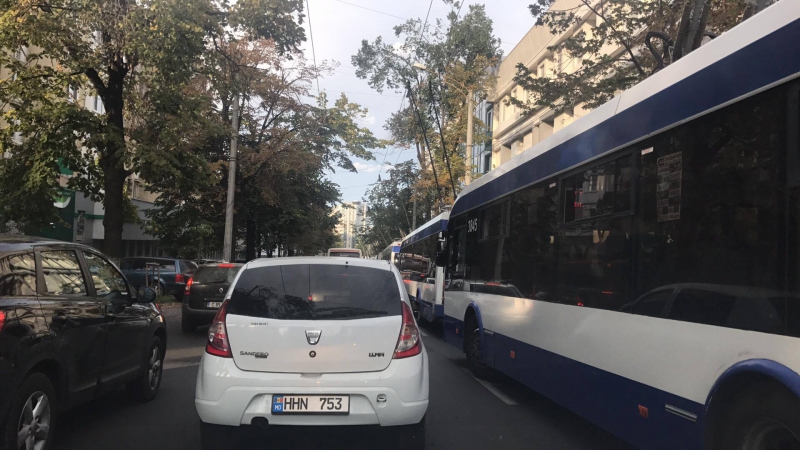 Un troleibuz avariat a paralizat traficul în zona Ștefan cel Mare din Capitală. Zeci de troleibuze blocate în lanț