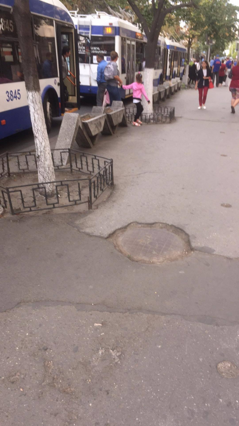 Un troleibuz avariat a paralizat traficul în zona Ștefan cel Mare din Capitală. Zeci de troleibuze blocate în lanț