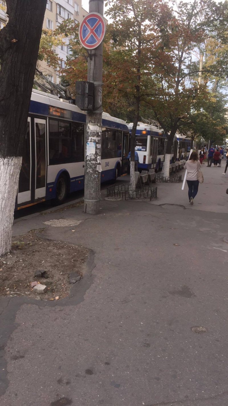 Un troleibuz avariat a paralizat traficul în zona Ștefan cel Mare din Capitală. Zeci de troleibuze blocate în lanț