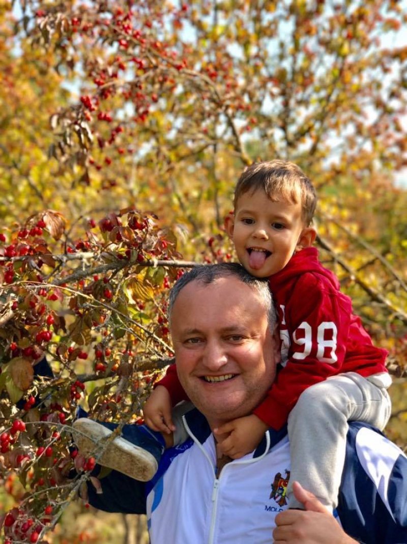Igor Dodon a mers la cules coarne cu fiul cel mic