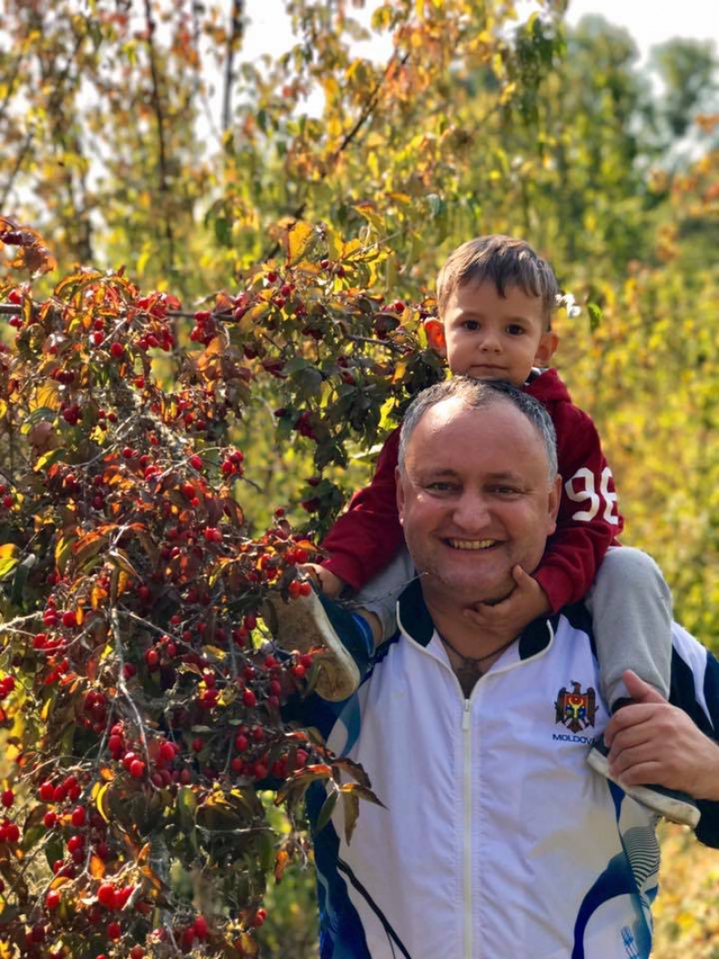 Igor Dodon a mers la cules coarne cu fiul cel mic