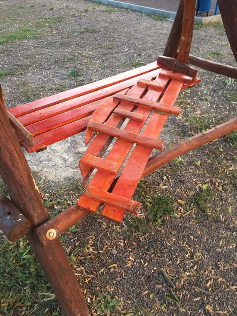 Unii fac, alții strică. Parcul din orașul Căușeni a fost vandalizat