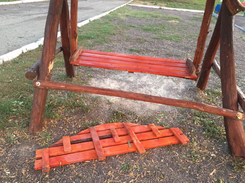Unii fac, alții strică. Parcul din orașul Căușeni a fost vandalizat