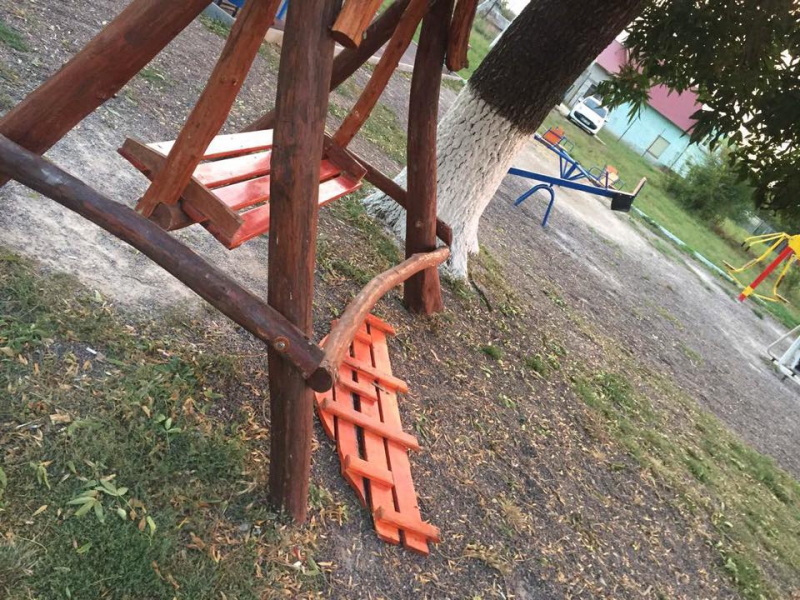 Unii fac, alții strică. Parcul din orașul Căușeni a fost vandalizat