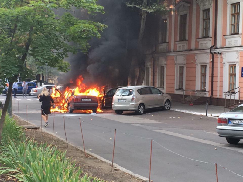 O mașină a luat foc lângă Reședința de stat. Pompierii au sosit la fața locului