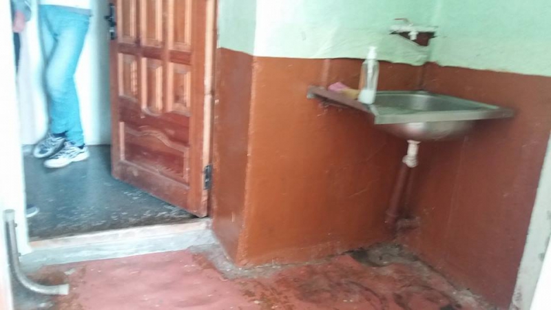 Condiții mizere într-un cămin de la Școala Profesională din Cimișlia: Paturi din fier, pereți scorojiți și găuri în podele