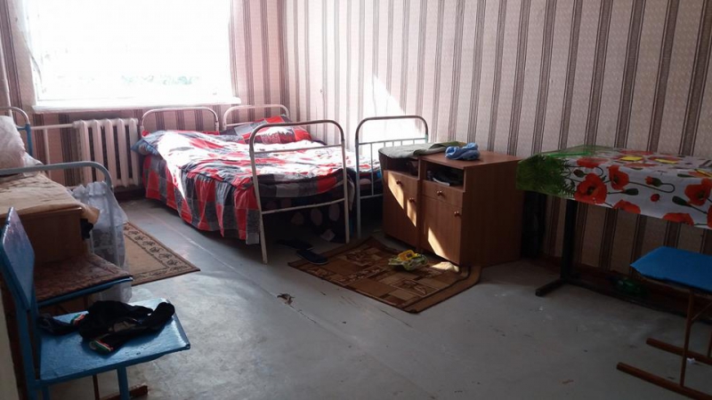 Condiții mizere într-un cămin de la Școala Profesională din Cimișlia: Paturi din fier, pereți scorojiți și găuri în podele