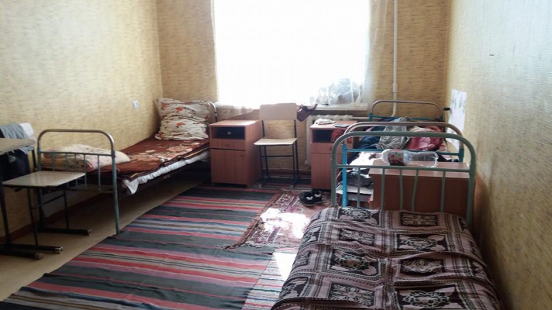 Condiții mizere într-un cămin de la Școala Profesională din Cimișlia: Paturi din fier, pereți scorojiți și găuri în podele