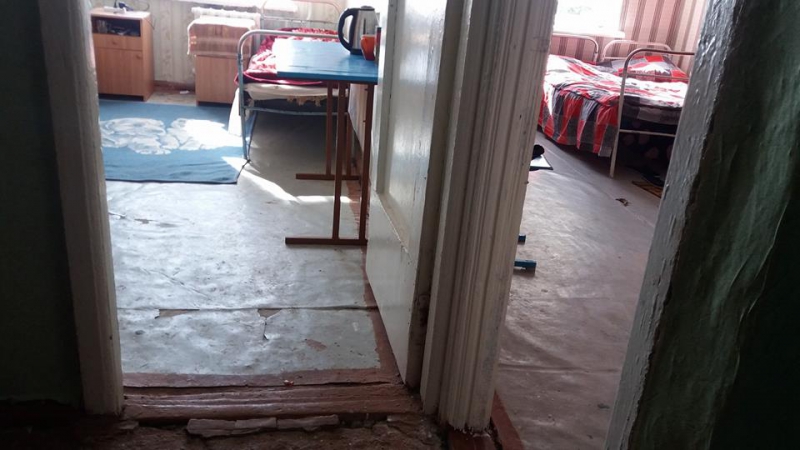 Condiții mizere într-un cămin de la Școala Profesională din Cimișlia: Paturi din fier, pereți scorojiți și găuri în podele