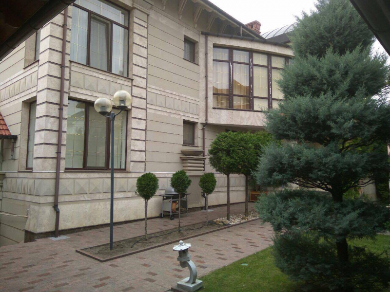 Cum arată casa omului de încredere din R. Moldova al lui Caramalac