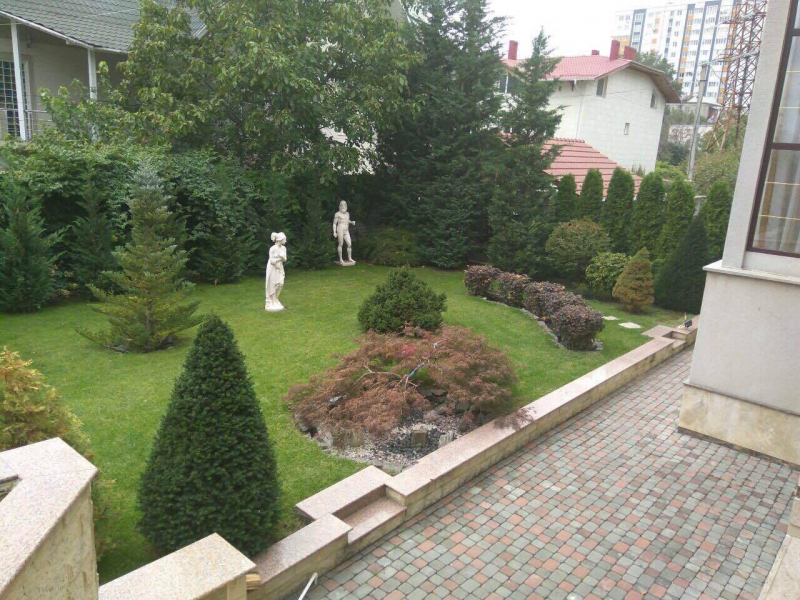 Cum arată casa omului de încredere din R. Moldova al lui Caramalac