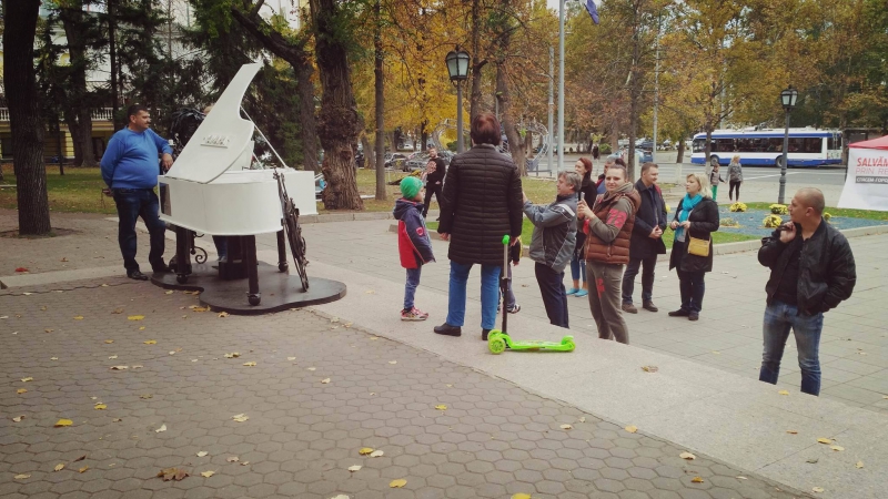 Un pianist va cânta continuu în centrul Capitalei. Despre ce e vorba