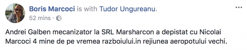 Un bărbat s-a fotografiat cum ține în mână o mină de pe vremea războiului