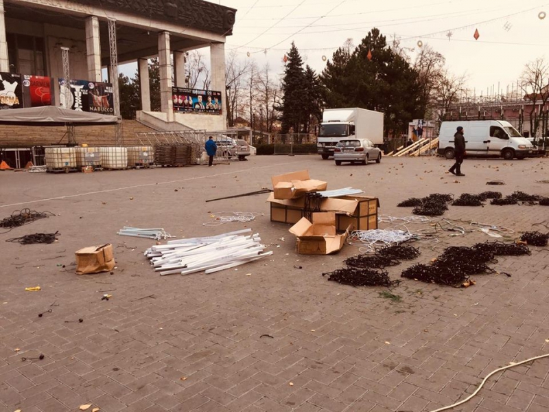 Cum arată bradul instalat în scuarul Teatrului de Operă și Balet