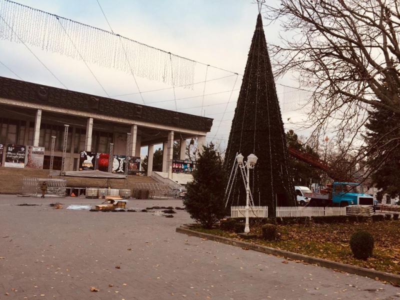 Cum arată bradul instalat în scuarul Teatrului de Operă și Balet