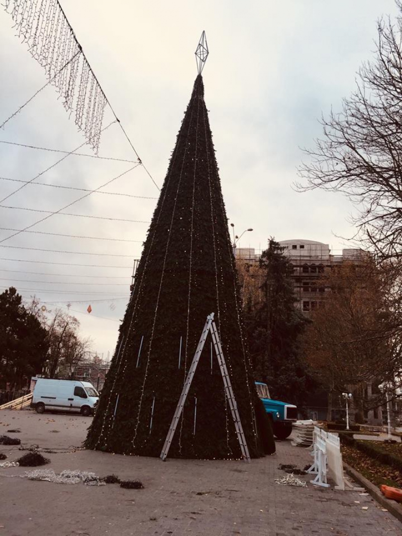 Cum arată bradul instalat în scuarul Teatrului de Operă și Balet