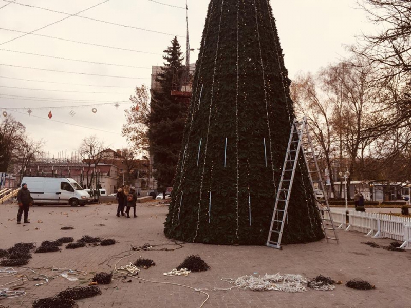 Cum arată bradul instalat în scuarul Teatrului de Operă și Balet