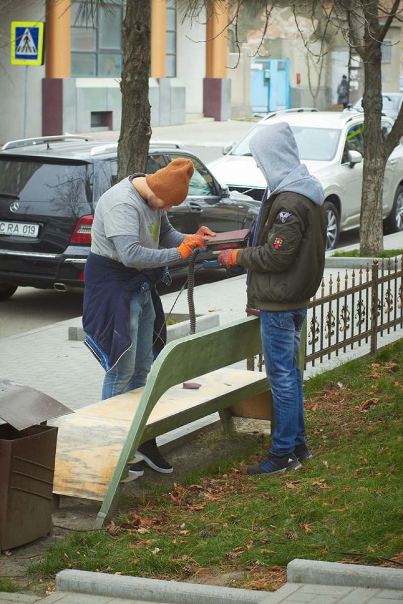Gest demn de urmat: Mai mult studenți de la UTM au renovat un parc din Capitală