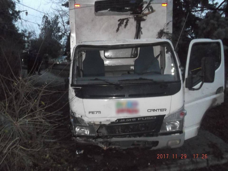 S-a trezit cu frâna ruptă: A ajuns la spital după ce autocamionul pe care în conducea s-a răsturnat