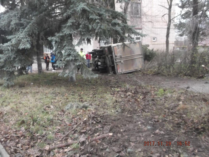 S-a trezit cu frâna ruptă: A ajuns la spital după ce autocamionul pe care în conducea s-a răsturnat