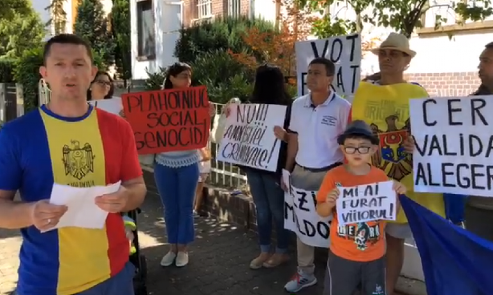 (video/update) Acțiuni de protest în fața Consulatului General al Republicii Moldova la Frankfurt: „Diaspora e cu voi!”