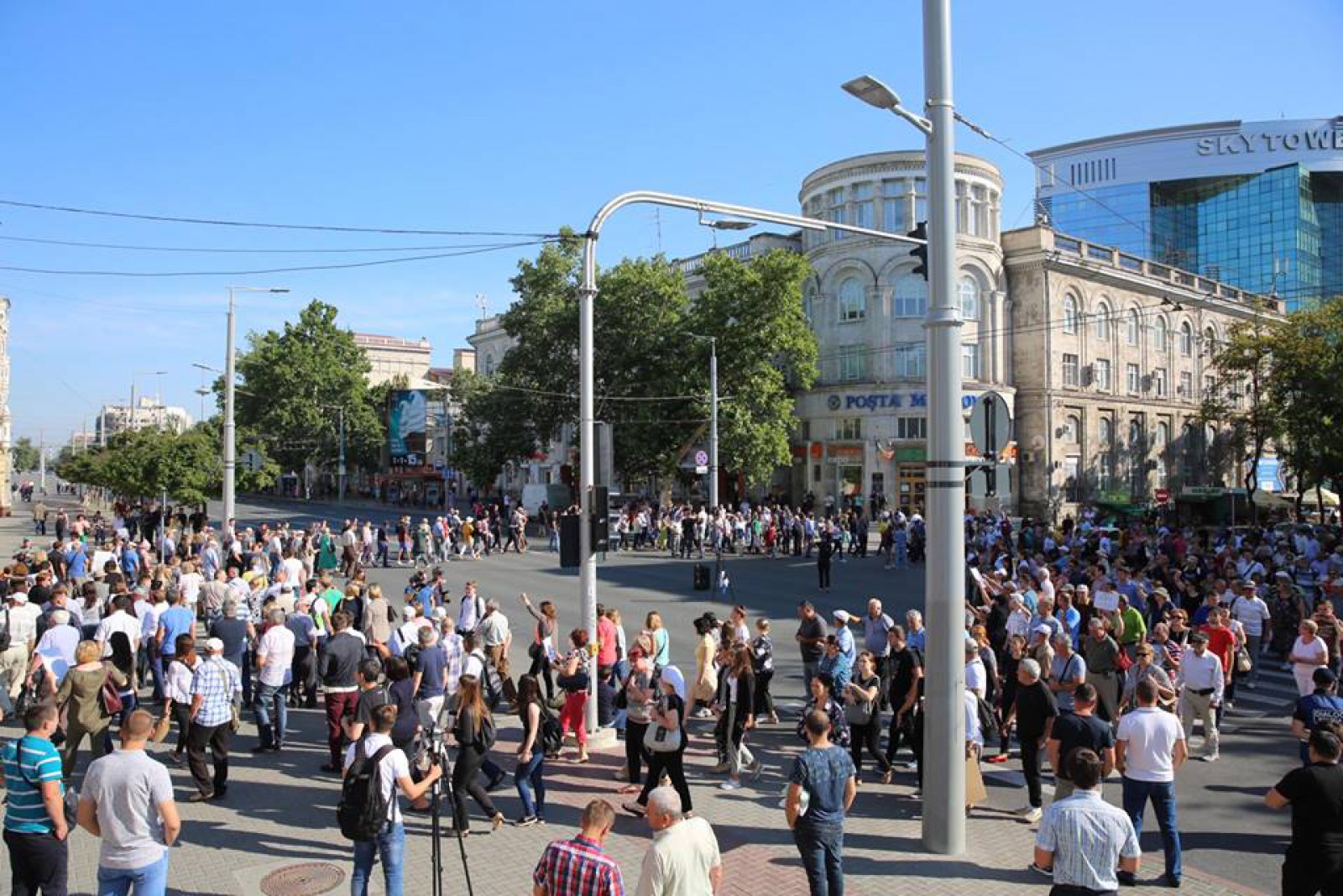 (live/foto/update) Protest matinal în fața Primăriei Chișinău. Oamenii au blocat toate intrările primăriei: „Zi liberă pentru angajați. Primarul nu a fost ales”