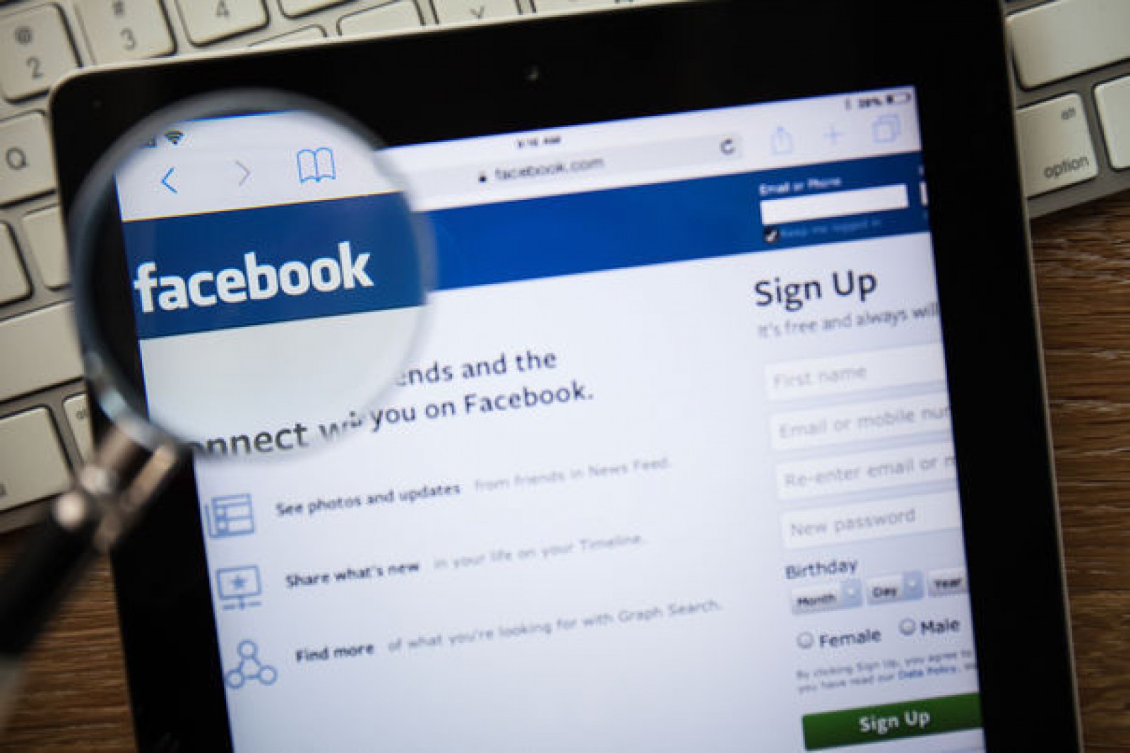 Postările a milioane de utilizatori de Facebook au devenit publice din cauza unui bug