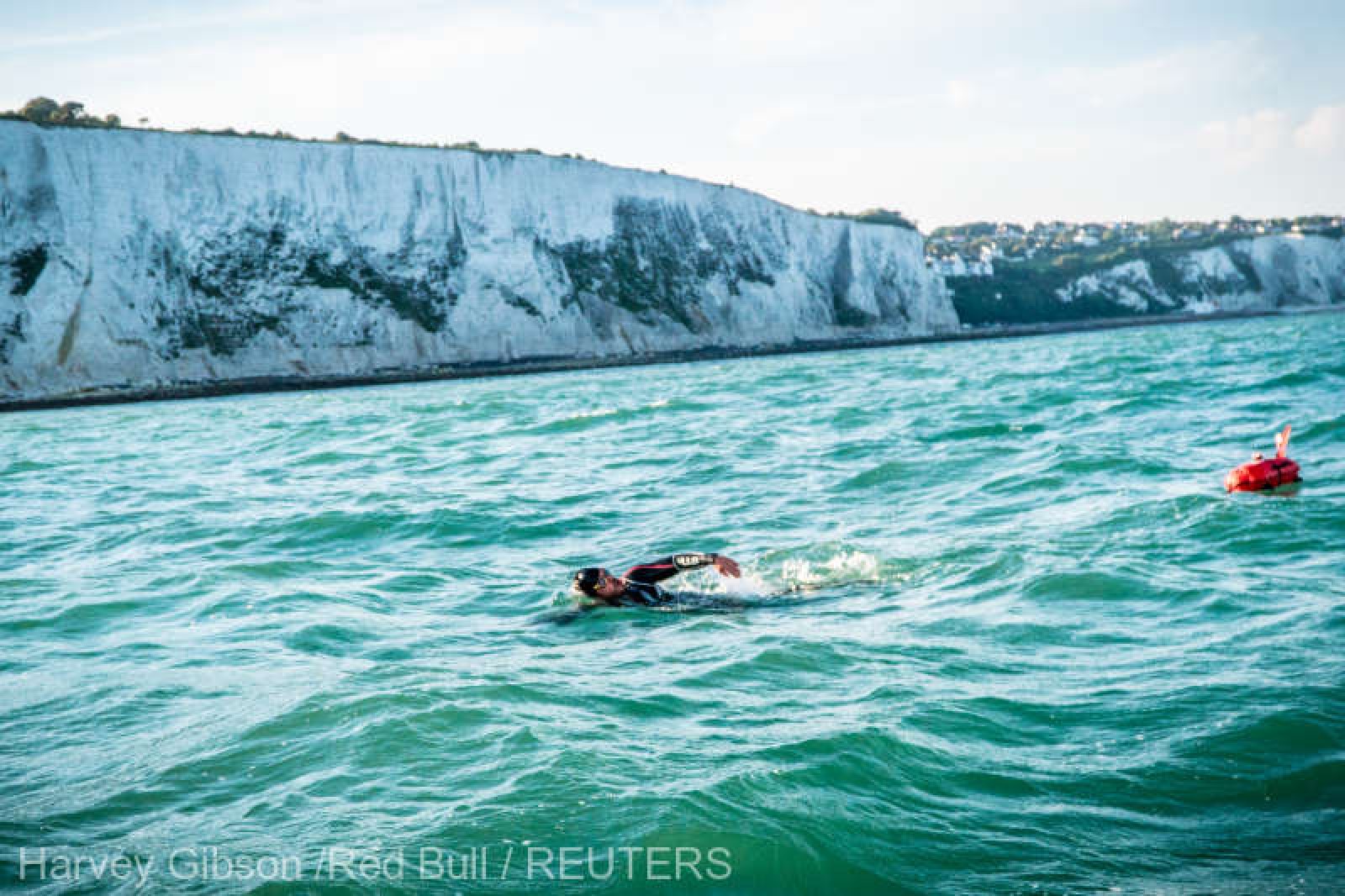 Un britanic înoată de 74 de zile: A doborât precedentul record mondial