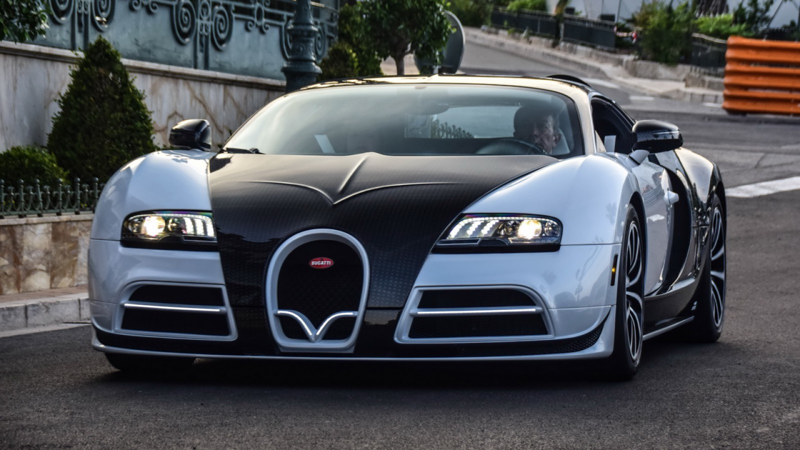 Bugatti Veyron РѕС‚ Mansory vivere