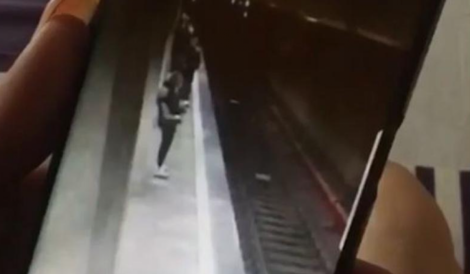 Video Momentul In Care Cea De A Doua TanÄƒrÄƒ Este ImpinsÄƒ In FaÈ›a Metroului Din BucureÈ™ti Ue Externe Unimedia