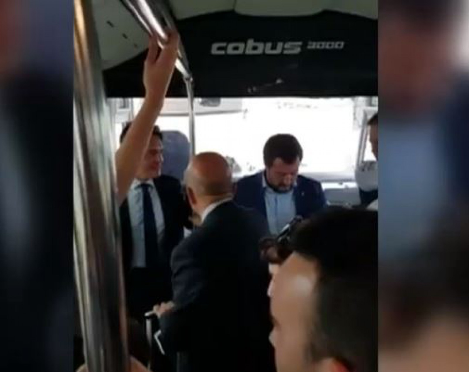 (video) Imn antifascist pentru ministrul italian de Interne