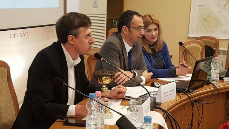 O cupă cu noroi pentru Chirtoacă. Reacția primarului: Am scos Chișinăul din „rahat”, îl voi scoate și din glod