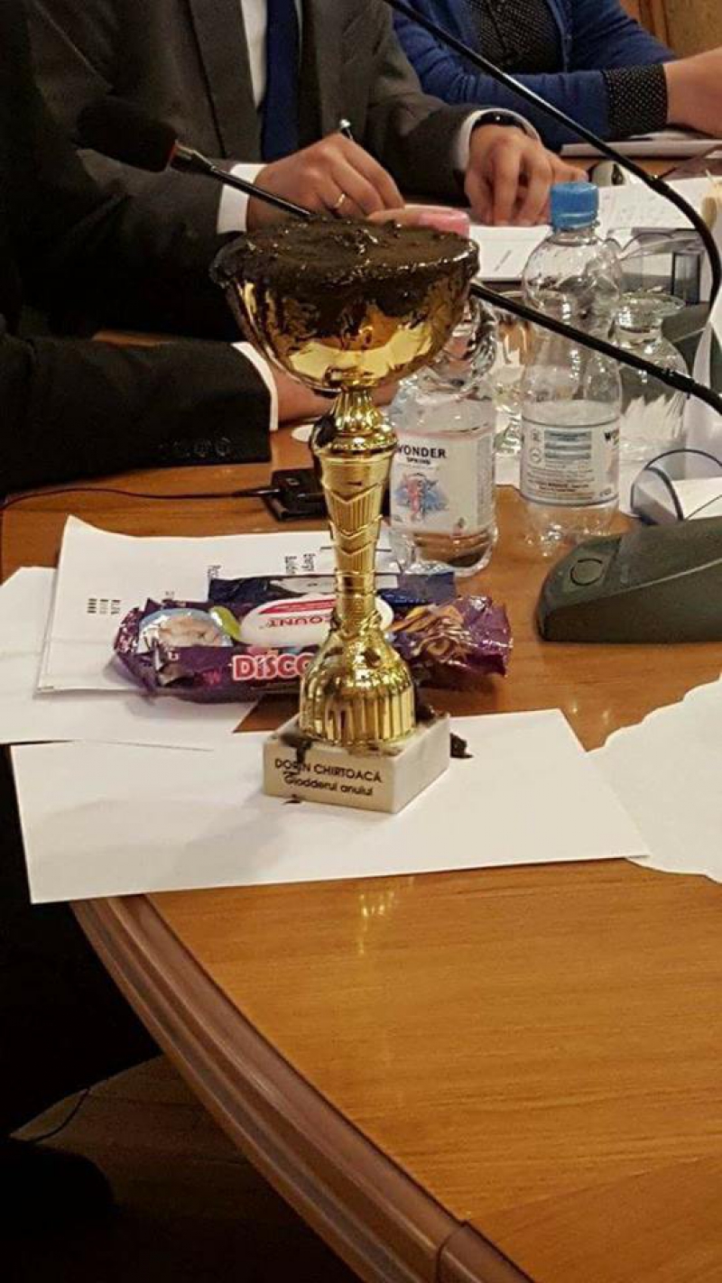 O cupă cu noroi pentru Chirtoacă. Reacția primarului: Am scos Chișinăul din „rahat”, îl voi scoate și din glod